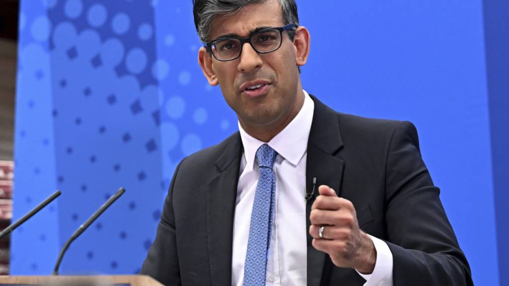 ARCHIV - Der britische Premierminister Rishi Sunak spricht bei der Vorstellung des Wahlprogramms der walisischen Konservativen. Foto: Leon Neal/Pool Getty Images Europe/AP/dpa