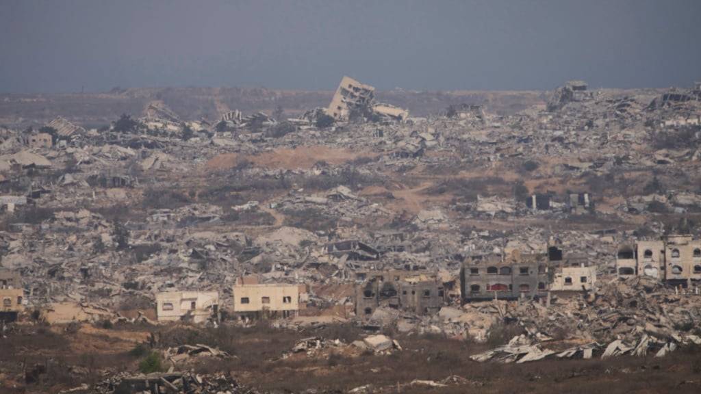 ARCHIV - Zerstörte Gebäude im Gazastreifen, vom Süden Israels aus gesehen. Foto: Ariel Schalit/AP/dpa/Archivbild