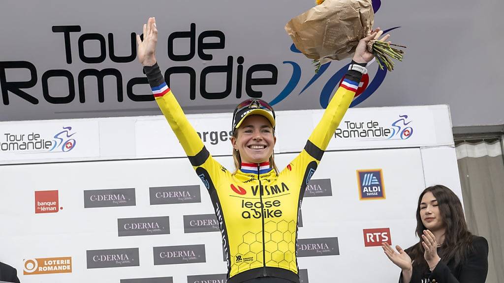 Die Belgierin Lotte Kopecky freut sich in Morges über den Gesamtsieg an der Tour de Romandie Féminin