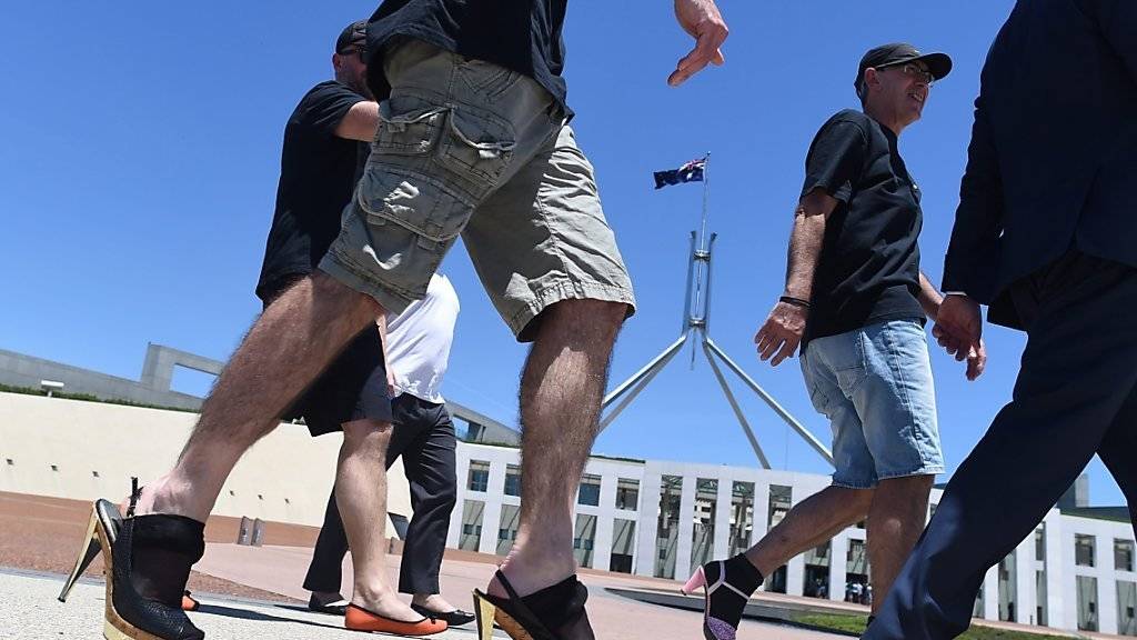 Beamte in Stöckelschuhen vor dem australischen Parlament - sie wollen so gegen Gewalt gegen Frauen demonstrieren.