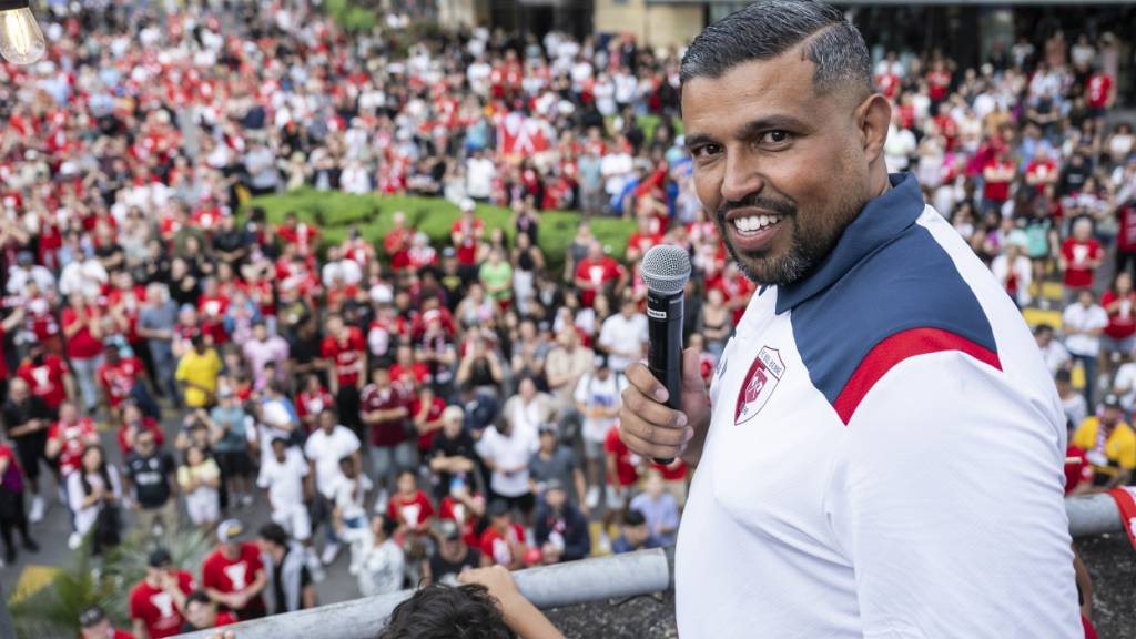 Unter anderem sprach der Cheftrainer des FC Biel, Samir Chaibeddra zu den Fans.