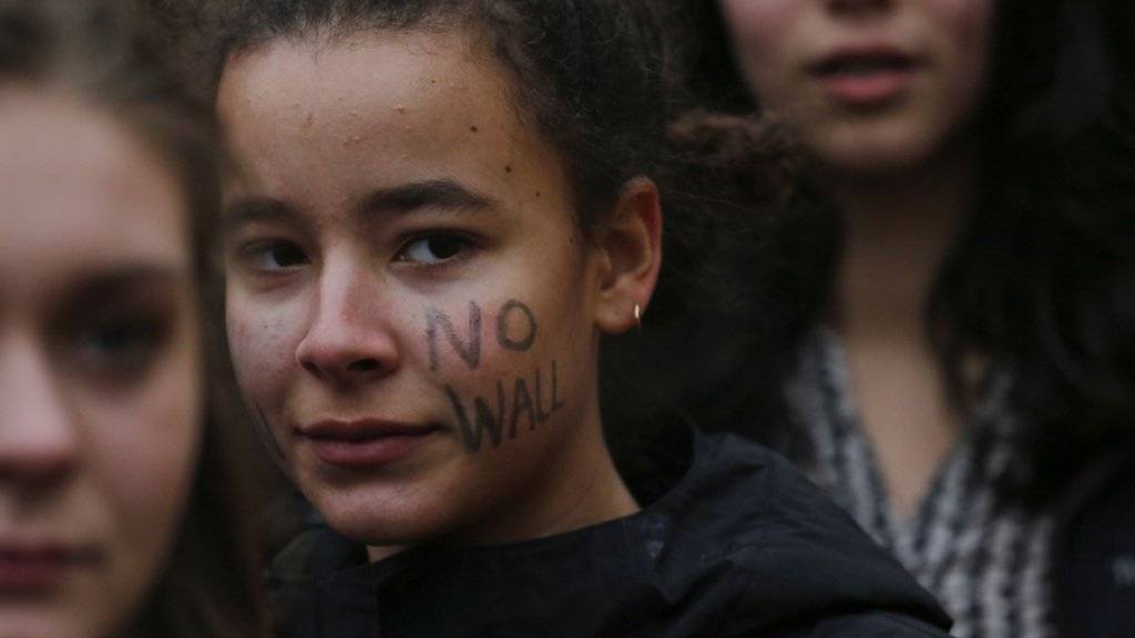 «No wall»: Eine Studentin protestiert in New York gegen US-Präsident Donald Trump, dessen Einreiseverbot für Flüchtlinge und die geplante Mauer an der Grenze zu Mexiko. (Archiv)