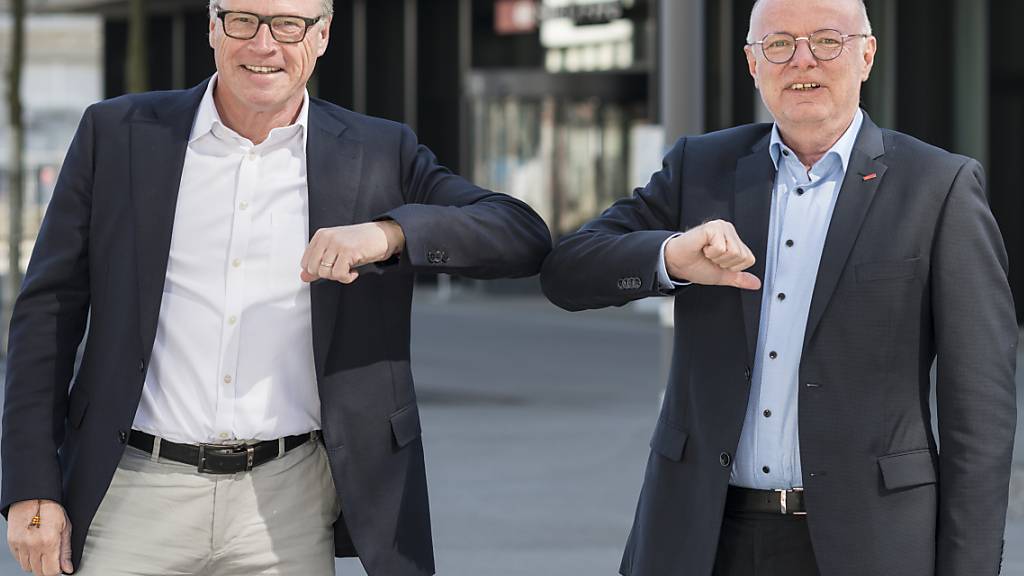 Der alte und der neue SBB-Chef, Andreas Meyer (links) und Vincent Ducrot, verdienten im vergangenen Jahr zusammen 1,586 Millionen Franken. (Archivbild)