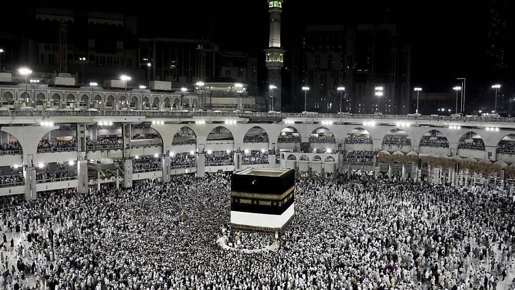 Muslimische Pilger umrunden die Kaaba in Mekka