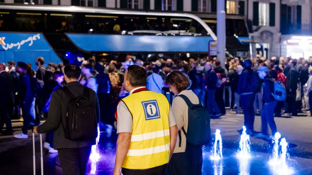 Aufgrund eines Stromausfalls warteten Reisende am Donnerstag vor dem SBB-Bahnhof in Renens VD auf einen Ersatzbus.