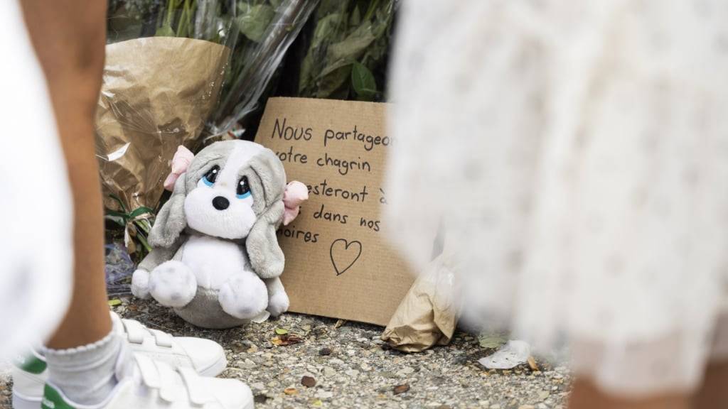 Die Zahl der Femizide, der tödlichen Gewalttaten gegen Frauen, in der Schweiz ist im laufenden Jahr mit 22 Fällen auf ein Rekordhoch gestiegen. Vor dem Haus in Corcelles im Kanton Neuenburg, wo kürzlich ein Algerier seine Ehefrau und seine beiden Töchter erstochen hatte, lagen Blumen und Spielzeug.