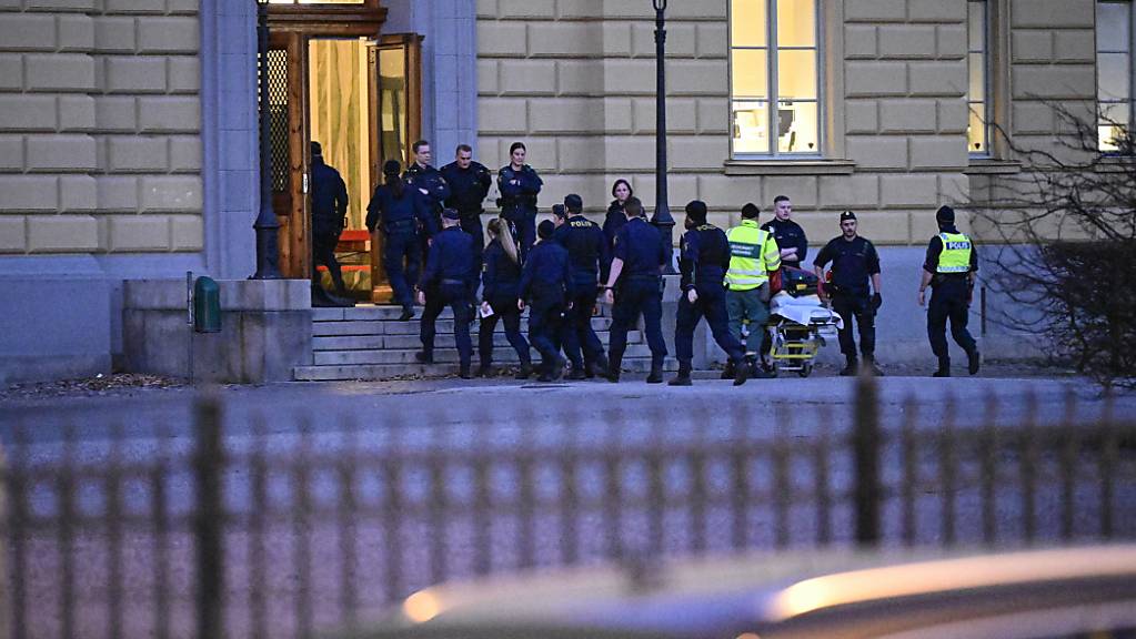 Polizeibeamte betreten den Tatort an einer Schule. Bei einer Gewalttat an einem Gymnasium im schwedischen Malmö sind zwei Frauen ums Leben gekommen. Foto: Johan Nilsson/TT News Agency/AP/dpa