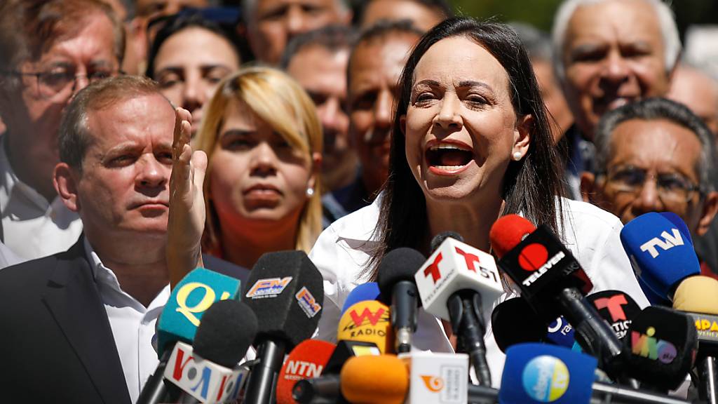 Maria Corina Machado, Oppositionsführerin der Partei Vente Venezuela, spricht auf einer Pressekonferenz, nachdem ihr die Ausübung öffentlicher Ämter für 15 Jahre untersagt worden ist. Foto: Pedro Rances Mattey/dpa
