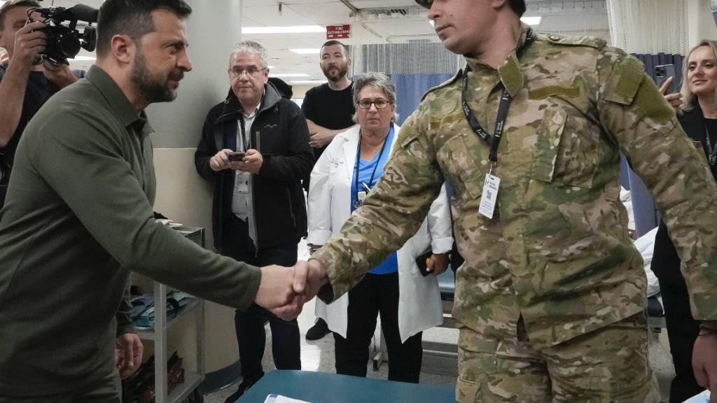 Wolodymyr Selenskyj besucht verwundete ukrainische Soldaten in einem New Yorker Krankenhaus. Foto: Bryan Woolston/Pool AP/dpa