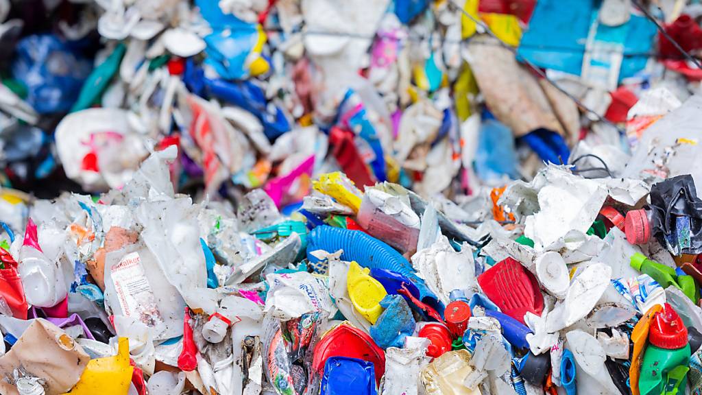 Den grössten Effekt gegen nicht verwerteten Plastikmüll hätte laut den Forschenden die Einführung einer 40-prozentigen Recycling-Quote. (Archivbild)