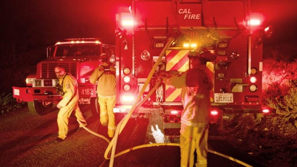 Feuerwehrleute bekämpfen die Brände in Kalifornien mit allen Mitteln.