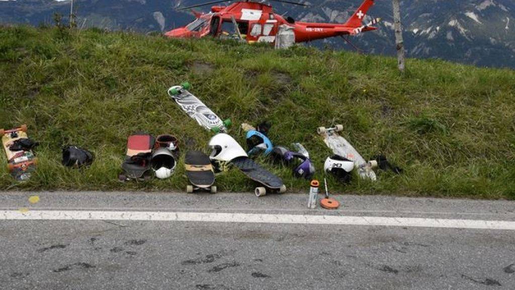 Für den am Samstag im Kanton Graubünden verunfallten Downhill-Skateboarder kam jede Hilfe zu spät. Er verstarb auf der Unfallstelle.