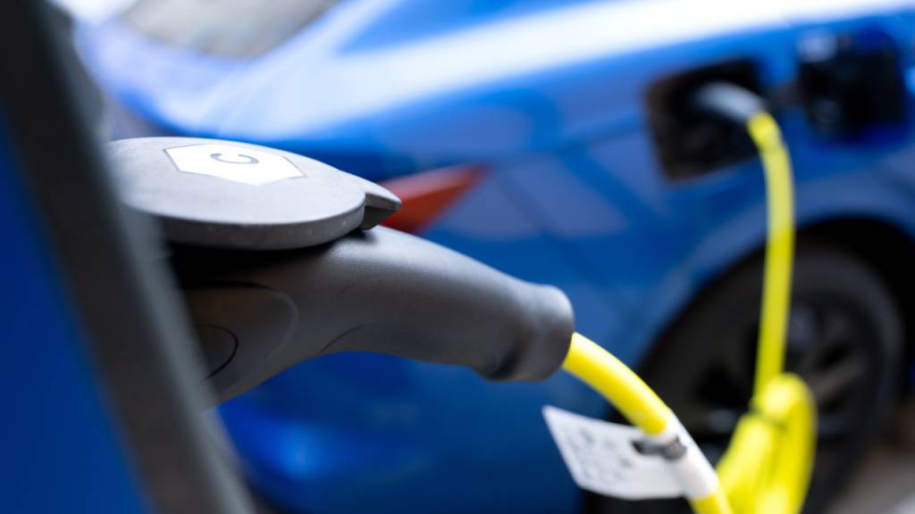 Künftig müssen Besitzer von Elektroautos in Graubünden mehr für die Motorfahrzeugsteuer bezahlen. Bislang betrug die Ermässigung 80 Prozent; bis 2034 wird diese schrittweise reduziert. (Symbolbild)