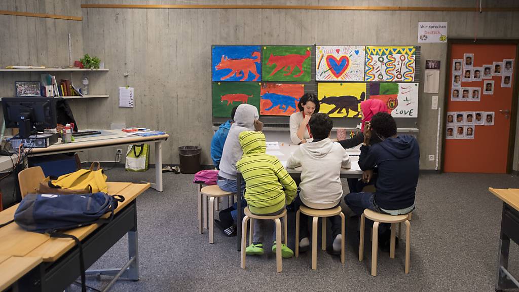 Im zweiten Quartal ist die Zahl der Asylsuchenden in der Schweiz stark zurückgegangen. Im Bild junge Asylsuchende im Deutschunterricht.
