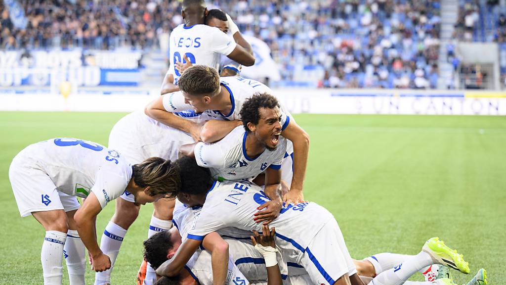 Die Lausanner bejubeln den dritten Treffer gegen Luzern