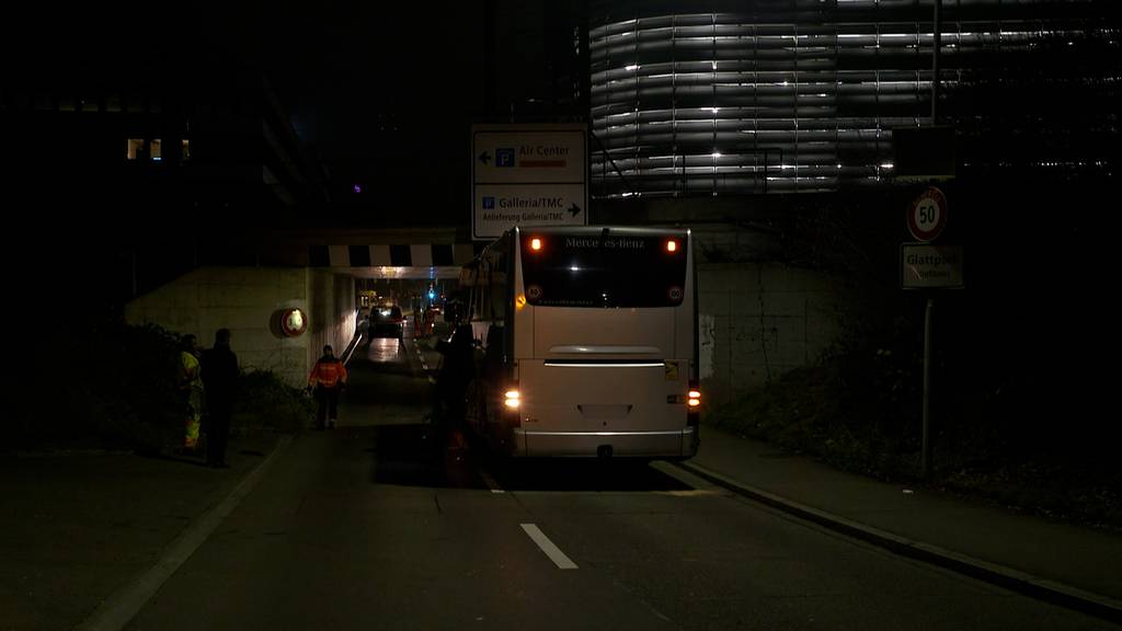 Polnischer Car bleibt in Unterführung stecken
