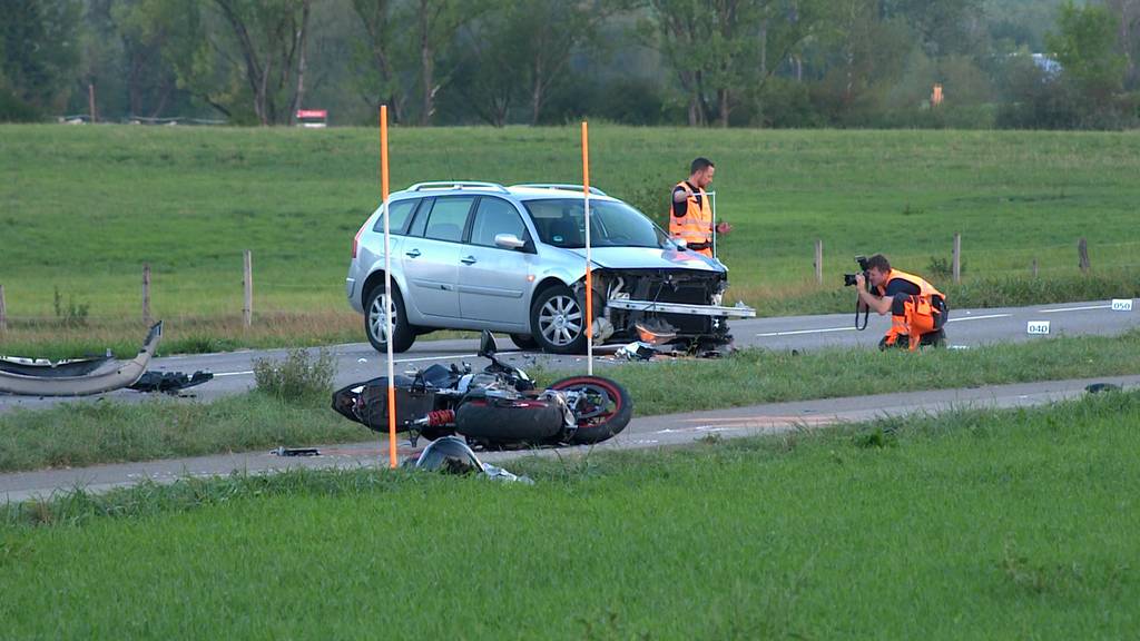 20-jähriger Motorradfahrer bei Unfall in Neerach schwer verletzt