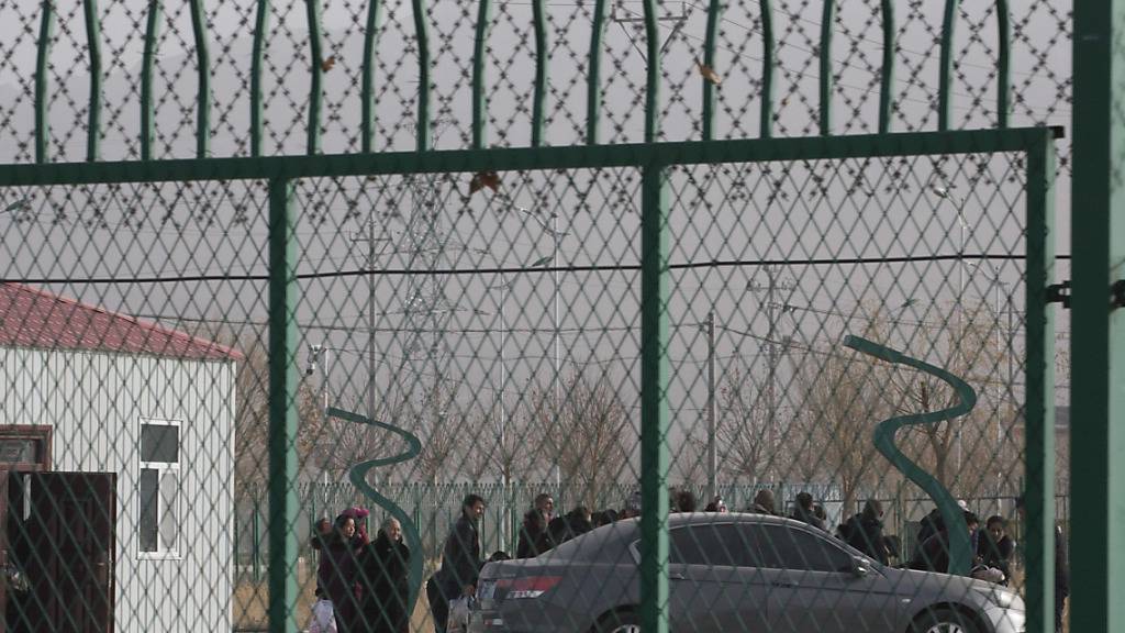 Menschen in einem vom Ausland als «Internierungslager» bezeichneten Camp für Uiguren in Artux im Westen Chinas. (Archivbild)