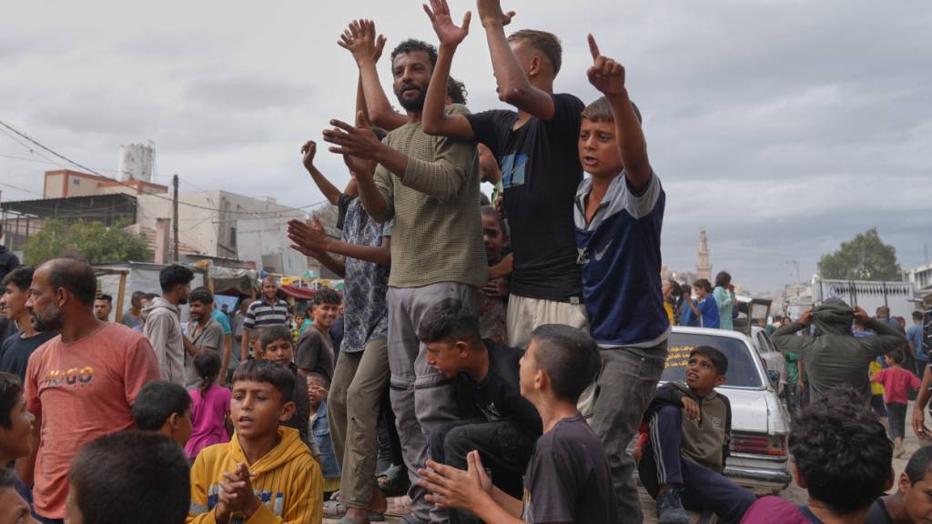 dpatopbilder - Palästinenser feiern im südlichen Gazastreifen nach der Bekanntgabe, dass Israel und die Hamas der ersten Phase eines Friedensplans zur Unterbrechung der Kämpfe zugestimmt haben. Foto: Jehad Alshrafi/AP/dpa