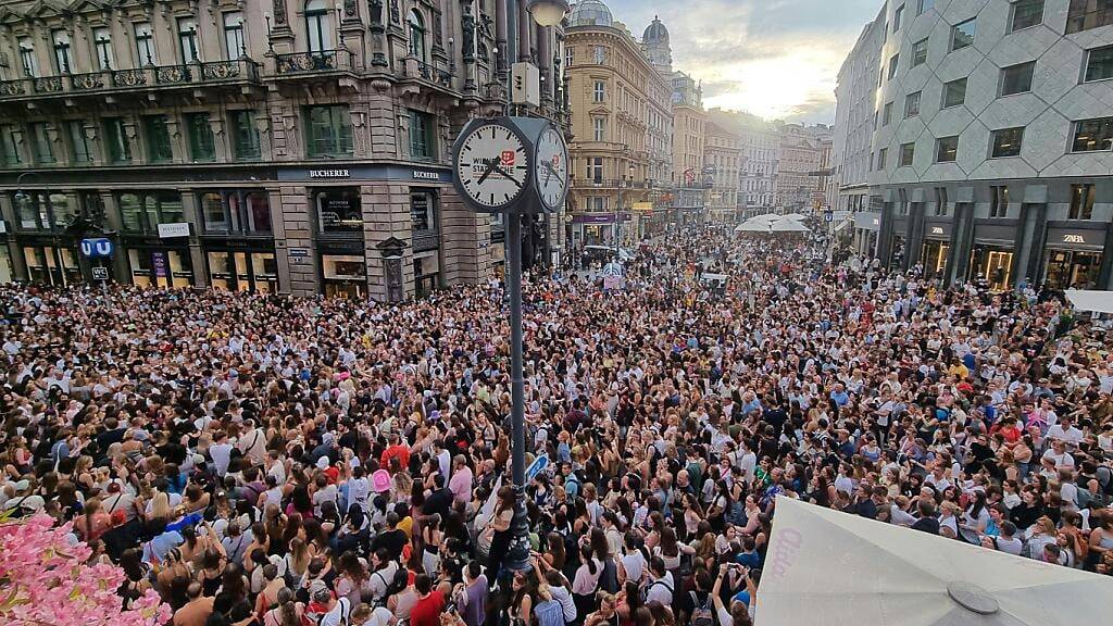 ARCHIV - Nach der Konzertabsage versammeln sich Taylor Swift-Fans in der Wiener Innenstadt. Foto: Wolfgang Hauptmann/APA/dpa