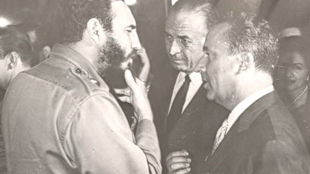 Fidel Castro (links) und der Schweizer Botschafter Emil A. Stadelhofer (rechts) diskutieren im Jahr 1964 (Archiv)
