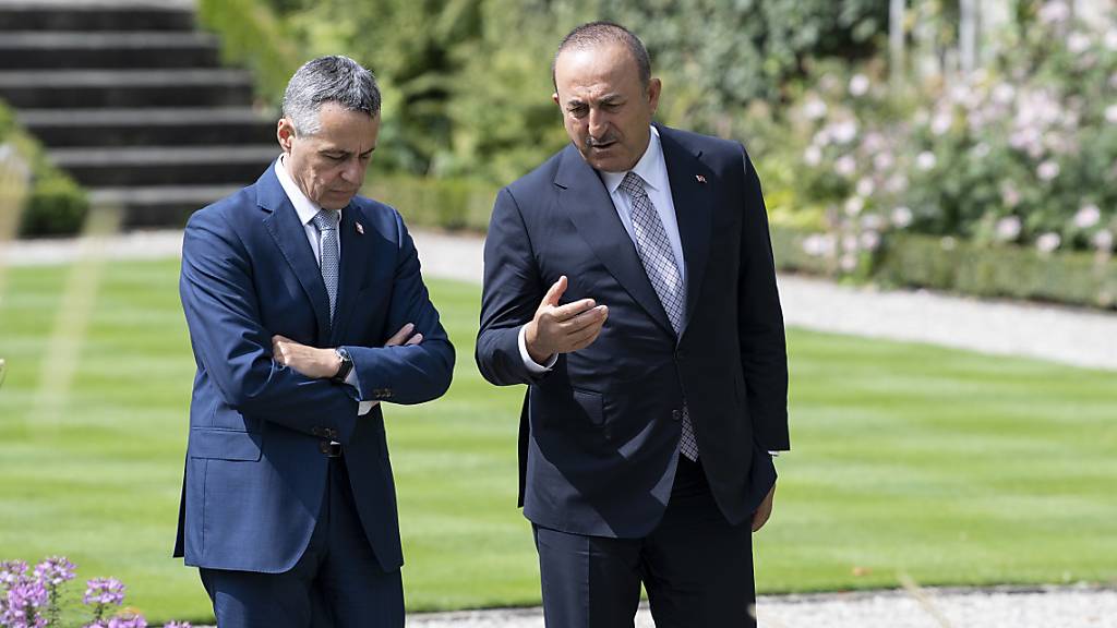 Die beiden Aussenminister Cassis und  Çavuşoğlu im Gespräch auf dem bundesrätlichen Landgut Lohn in Kehrsatz.