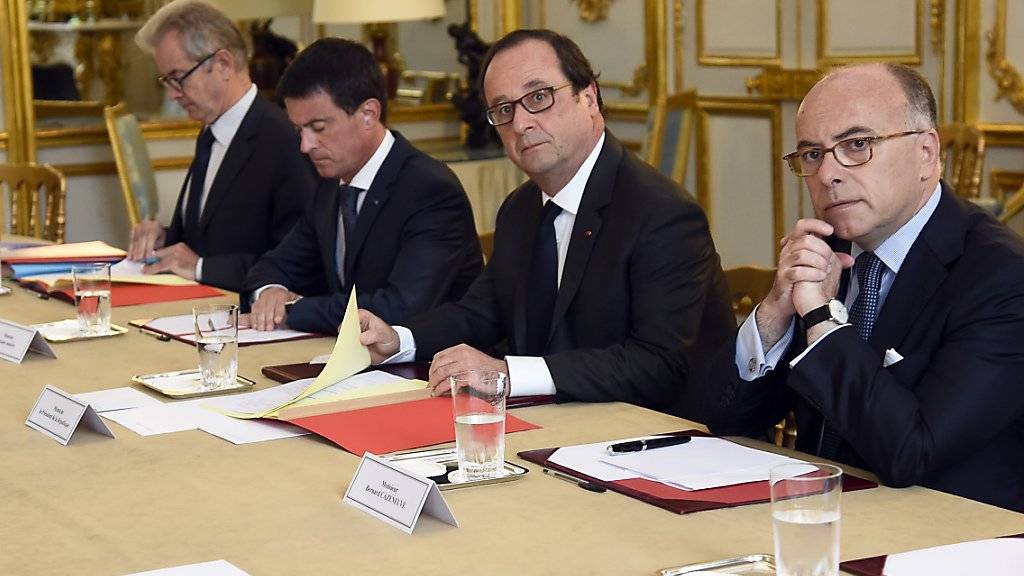 In einem neu veröffentlichten Video wendet sich einer der Attentäter, der in einer Kirche in Frankreich einen Prediger tötete, direkt an Staatspräsident François Hollande (zweiter von rechts) und Premierminister Manuel Valls (zweiter von links).