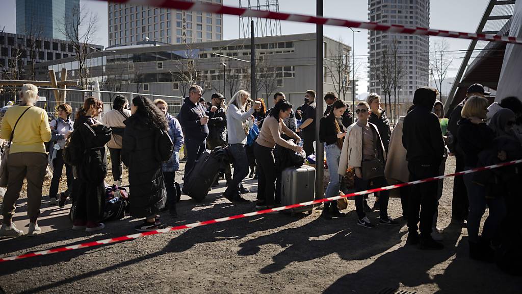 Flüchtlinge aus der Ukraine stehen in der Warteschlange vor der Registrierung im Bundesasylzentrum Zürich. (Aufnahme vom Sonntag)