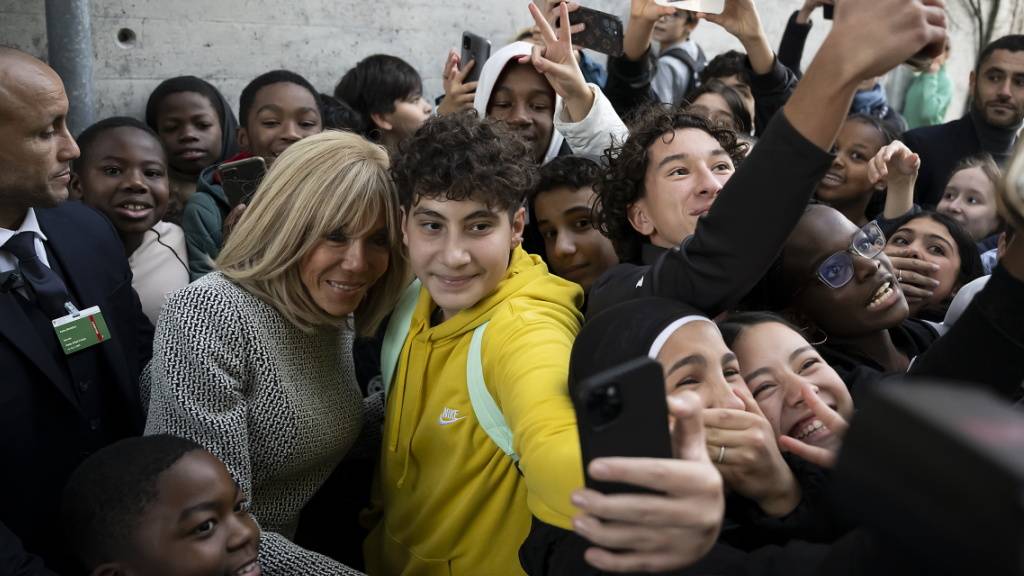 Brigitte Macron besuchte am Mittwochnachmittag die Kantonale Schule für französische Sprache in Bern und machte unter anderem Selfies mit den Schülern der Schule.