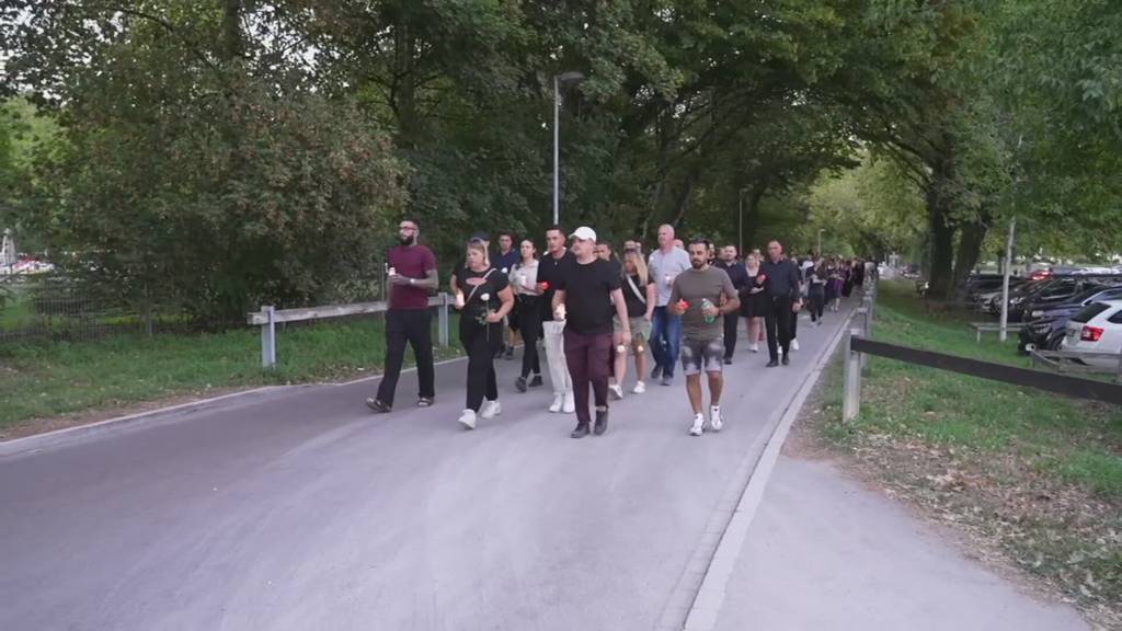 300 Menschen gedenken an Trauermarsch Amoktat von Aarau