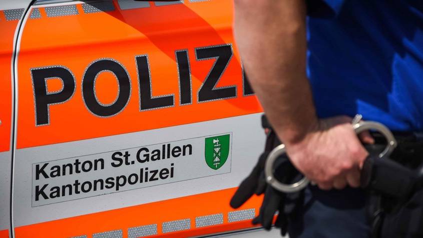 Die Kantonspolizei sucht nach zwei Autofahrer, die gefährlich überholten. (Symbolbild)