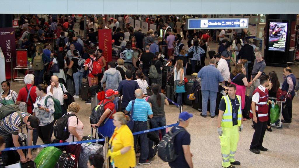 An den Londoner Flughäfen herrschte am Samstag Chaos.