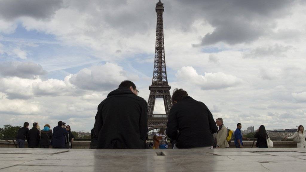 Der Eiffelturm in Paris zieht tausende Touristen an (Archiv)