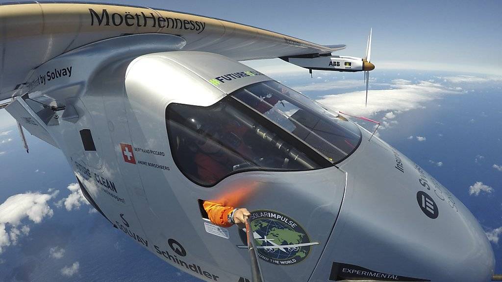 Selfie über dem Atlantik auf dem Weg nach Sevilla: Mittlerweile ist der Solarflieger «Solar Impulse 2» bereits auf dem Weg nach Kairo. Es soll die zweitletzte Etappe der Weltumrundung sein. (Archivbild)