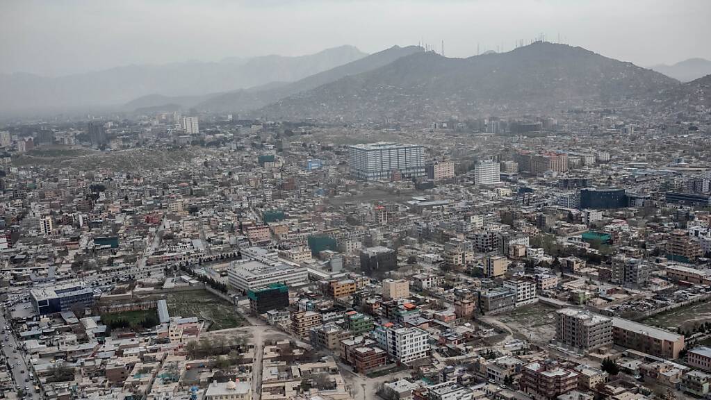 Stadtansicht von Kabul (Afghanistan) aus dem Hubschrauber aufgenommen