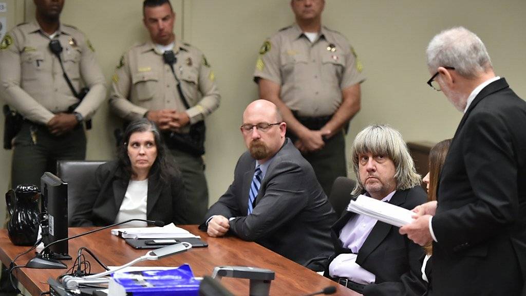 Sollen ihre 13 Kinder gefoltert haben: Mutter und Vater (zweiter von links) beim Gerichtstermin am Donnerstag im kalifornischen Riverside.