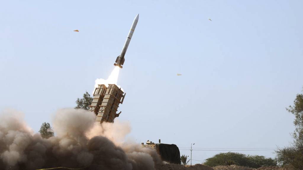 HANDOUT - Das von der iranischen Armee zur Verfügung gestellte Bild zeigt einen Raketenabschuss während einer militärischen Übung im Süden Irans. Foto: Uncredited/Iranian Army/AP/dpa - ACHTUNG: Nur zur redaktionellen Verwendung und nur mit vollständiger Nennung des vorstehenden Credits