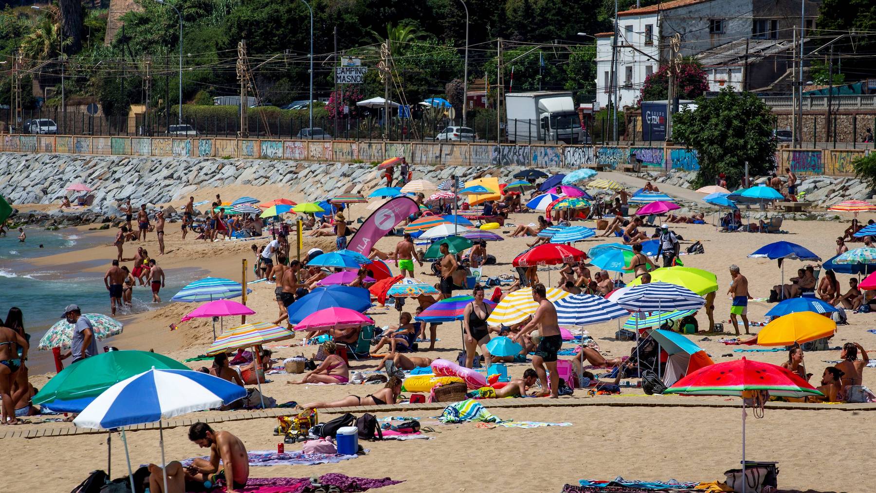 Badegäste an einem Strand in Spanien.