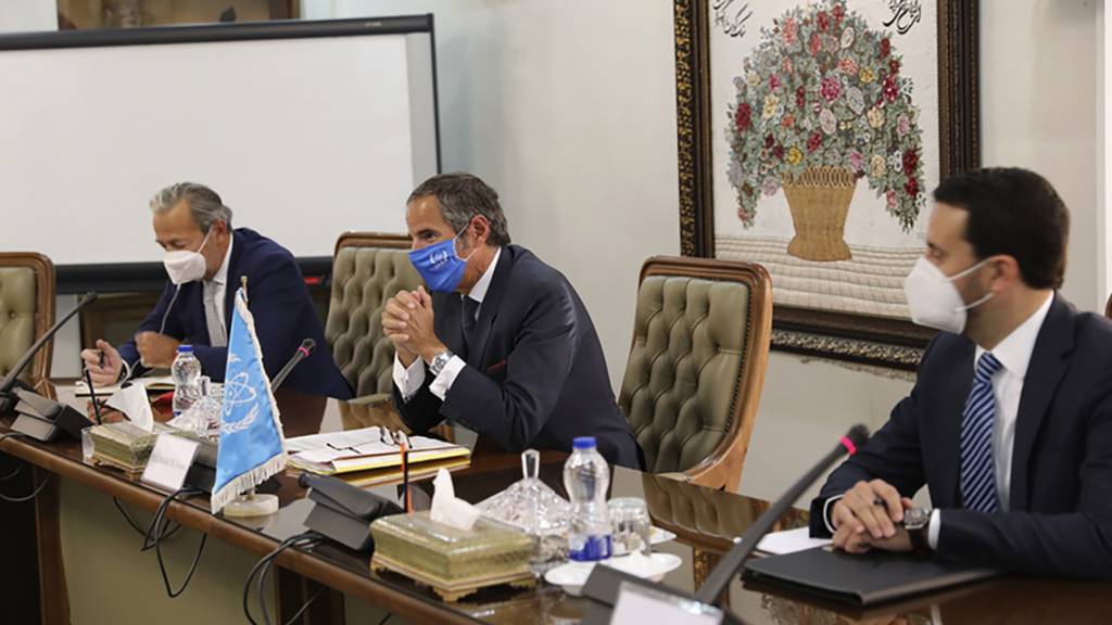 Rafael Mariano Grossi (M), Generaldirektor der Internationalen Atomenergiebehörde (IAEA), bei einem Treffen mit Mohammad Eslami, Leiter der Atomenergie-Organisation des Iran.