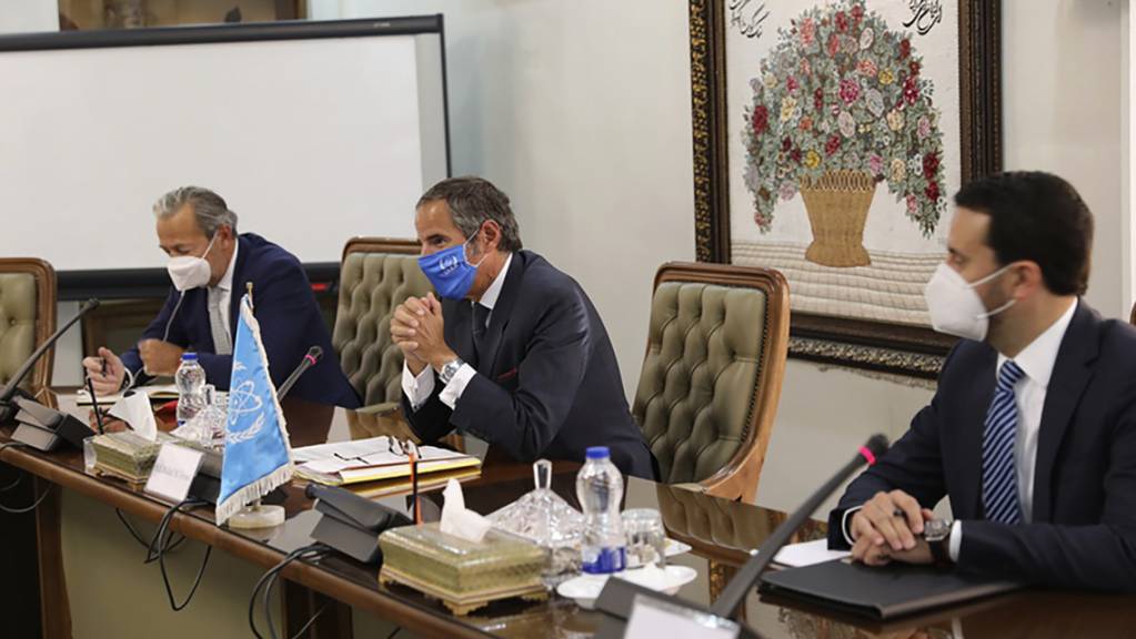 Rafael Mariano Grossi (M), Generaldirektor der Internationalen Atomenergiebehörde (IAEA), bei einem Treffen mit Mohammad Eslami, Leiter der Atomenergie-Organisation des Iran.
