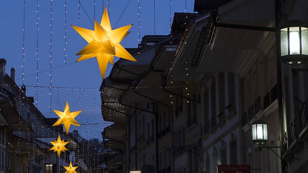Die Stadt Olten SO will auf die Weihnachtsbeleuchtung nicht verzichten, sie verkürzt jedoch die Einschaltsdauer um einen Viertel. So soll Strom gespart werden. (Symbolbild)
