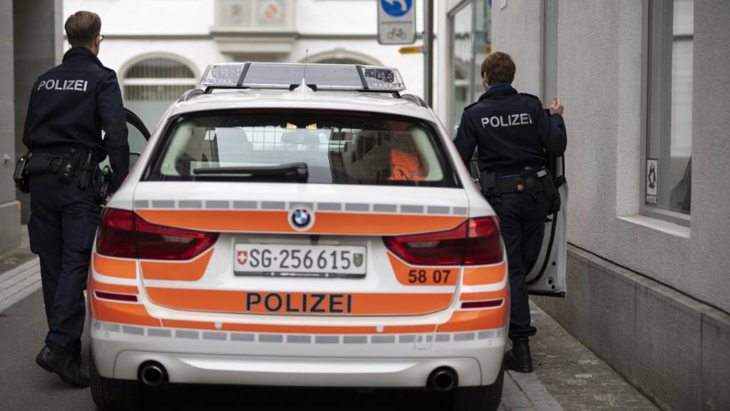 Die Kantonspolizei St. Gallen nahm einen Mann fest. Ihm wird vorgeworfen, einen Kontrahenten mit mehreren Faustschlägen verletzt zu haben. (Symbolbild)