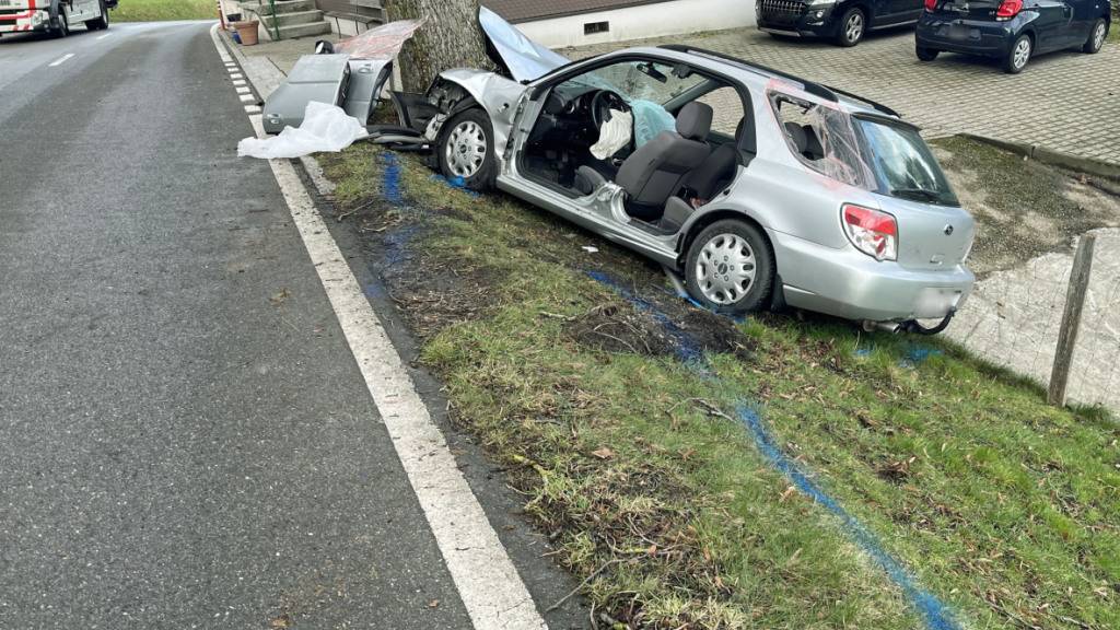 Autolenker kollidiert in Schwarzenberg LU mit Baum