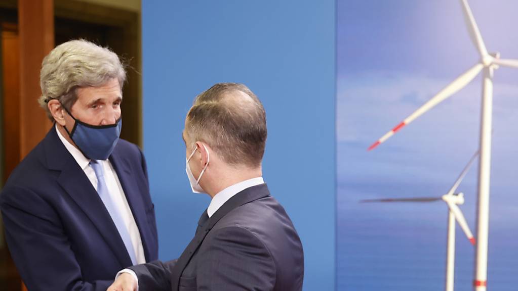 Der deutsche Aussenminister Heiko Maas (SPD, r) begrüsst in Berlin den Sondergesandten des US-Präsidenten für das Klima, John Kerry (l). 