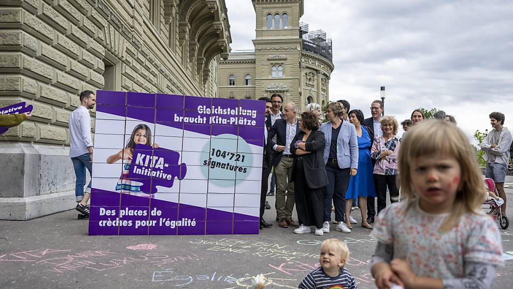 Mehr Geld vom Bund für bezahlbare Kita-Plätze: Eine Volksinitiative mit dieser Forderung wurde am Mittwoch bei der Bundeskanzlei eingereicht.