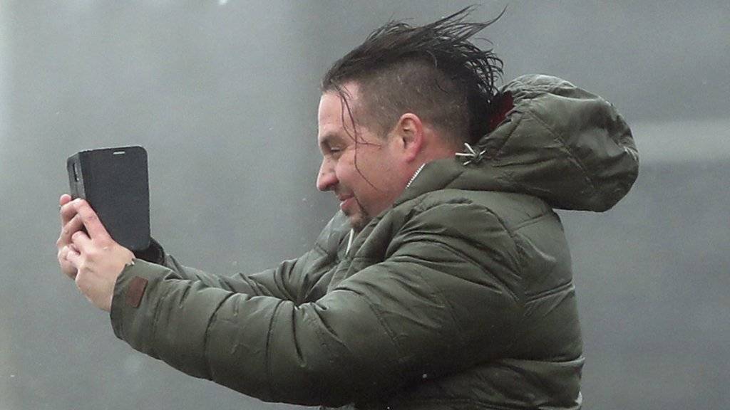 Da bleibt kein Haar trocken: Dieser Mann im irischen Dorf Lahinch macht ein Sturm-Selfie.