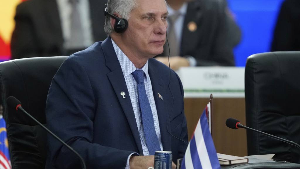 ARCHIV - Kubas Präsident Miguel Diaz-Canel nimmt am 17. jährlichen BRICS-Gipfel im Juli 2025 teil. Foto: Eraldo Peres/AP/dpa