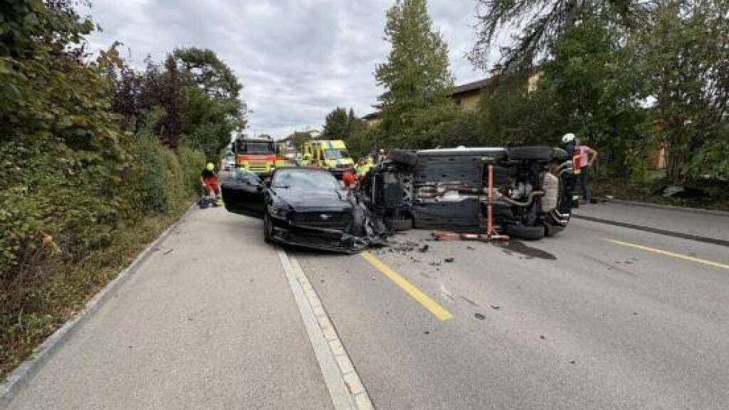 Am Donnerstagabend ist es in Hettlingen zu einer Kollision zwischen zwei Personenwagen gekommen. Dabei wurden beide Lenkerinnen verletzt.