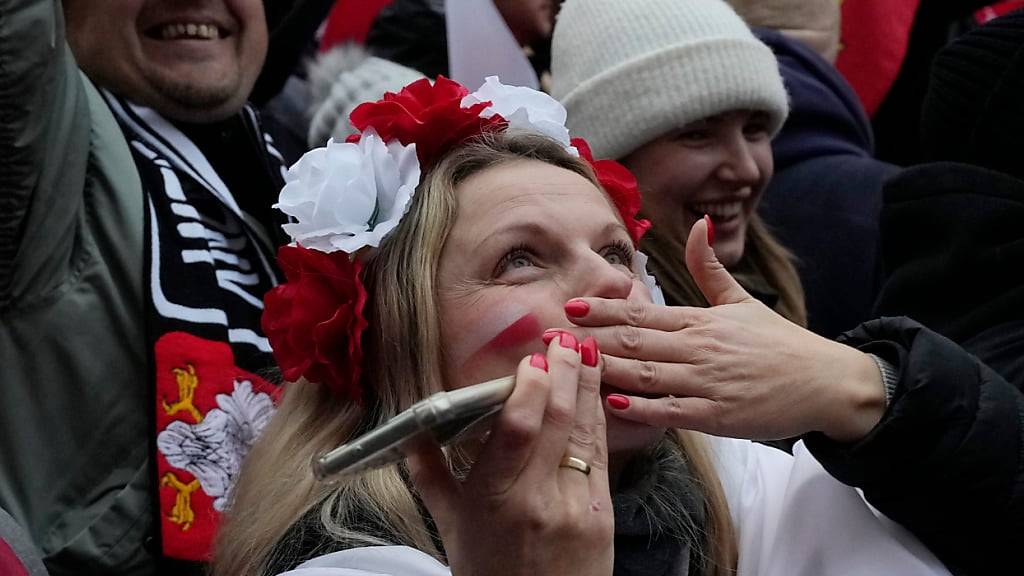 Menschen nehmen an einem von rechtsextremen Gruppen organisierten Marsch zum Unabhängigkeitstag teil. Foto: Czarek Sokolowski/AP