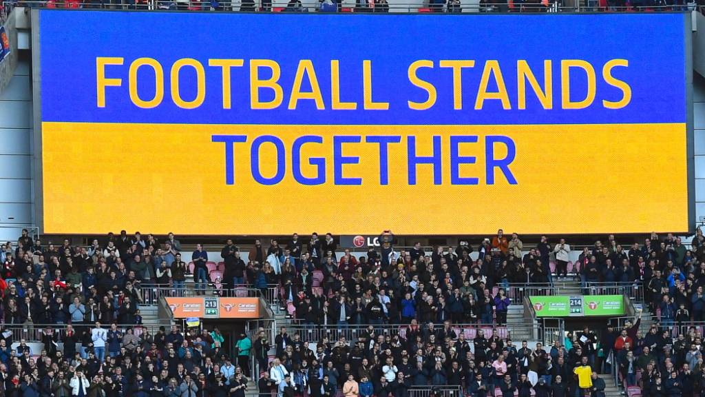 Fussballfans in Grossbritannien drücken ihre Solidarität mit ihren Kollegen in der Ukraine aus.